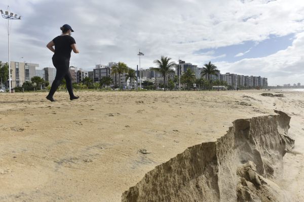 Ressaca no mar provoca ondas acima de 2 metros e leva surfistas para a Praia de Camburi por Ricardo Medeiros