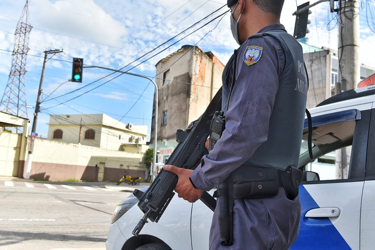 16/04/2021 - Policial militar monitora entrada do bairro Andorinhas após conflito armado na madrugada desta sexta (16). Crédito: Fernando Madeira