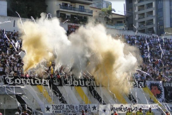 Estádio Sumaré, em Cachoeiro de Itapemirim, lotado de torcedores