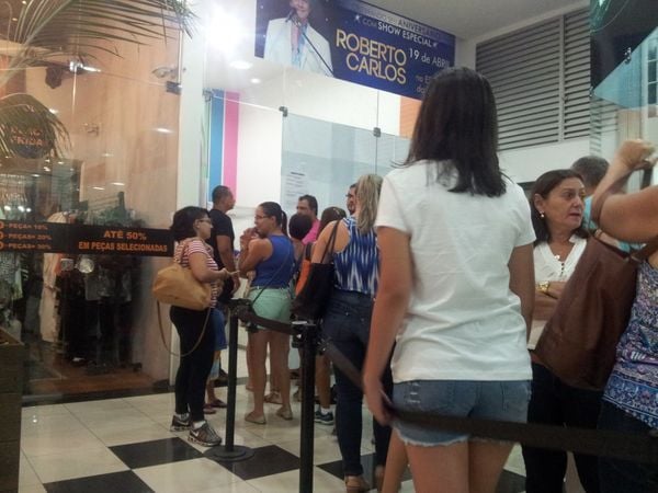 Fila para garantir a entrada no show de Roberto Carlos, em 2016