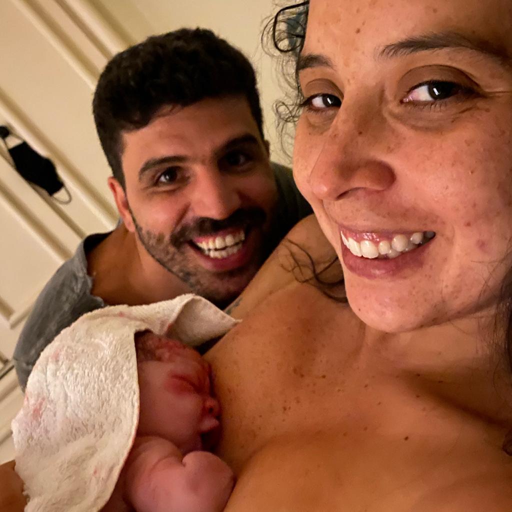 A servidora pública Isabela Couto e o publicitário Caetano Monteiro tinham programado um parto na maternidade, mas Tom resolveu vir ao mundo no quarto do casal