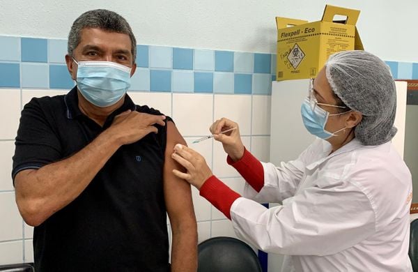 Prefeito da Serra, Sérgio Vidigal, recebe vacina contra a Covid-19