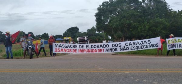  Protesto de famílias assentadas e outros grupos de camponeses de São João do Araguaia, no Pará, que cobram justiça após 25 anos do Massacre de Eldorado dos Carajás