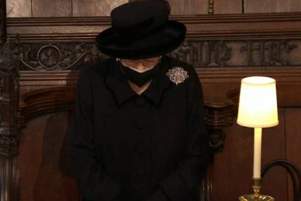 Rainha Elisabet no funeral do príncipe Philip