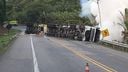 Acidente envolvendo carreta fecha a BR 101 em Rio Novo do Sul(Telespectador | TV Gazeta Sul)