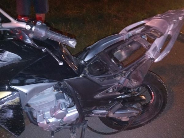 Moto Honda XRE envolvida no acidente que matou Amanda Marques na Rodovia Darly Santos, em Vila Velha
