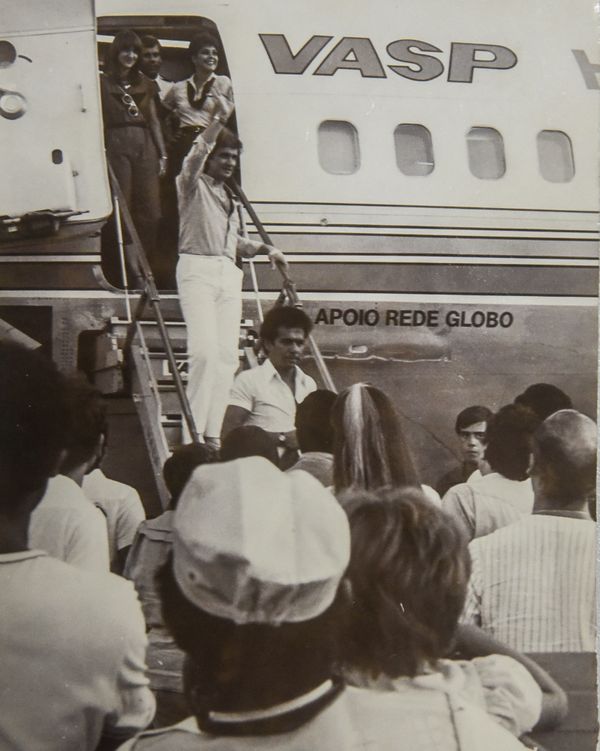 14/06/1983 - Roberto Carlos chega no aeroporto de Vitória