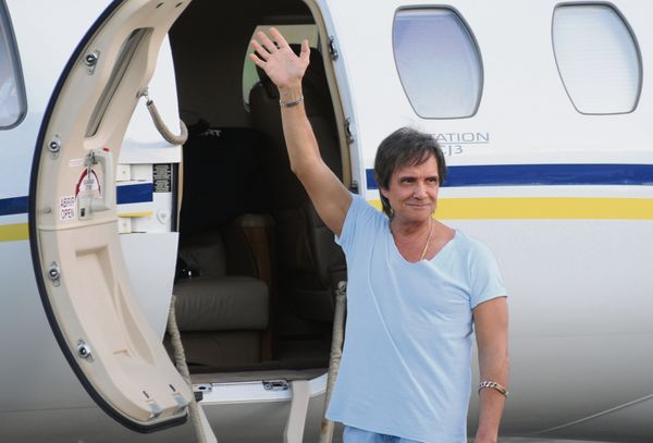19/04/2009 - O cantor Roberto Carlos chega ao aeroporto de Cachoeiro para show em homenagem aos seus 68 anos de idade e 50 de carreira.