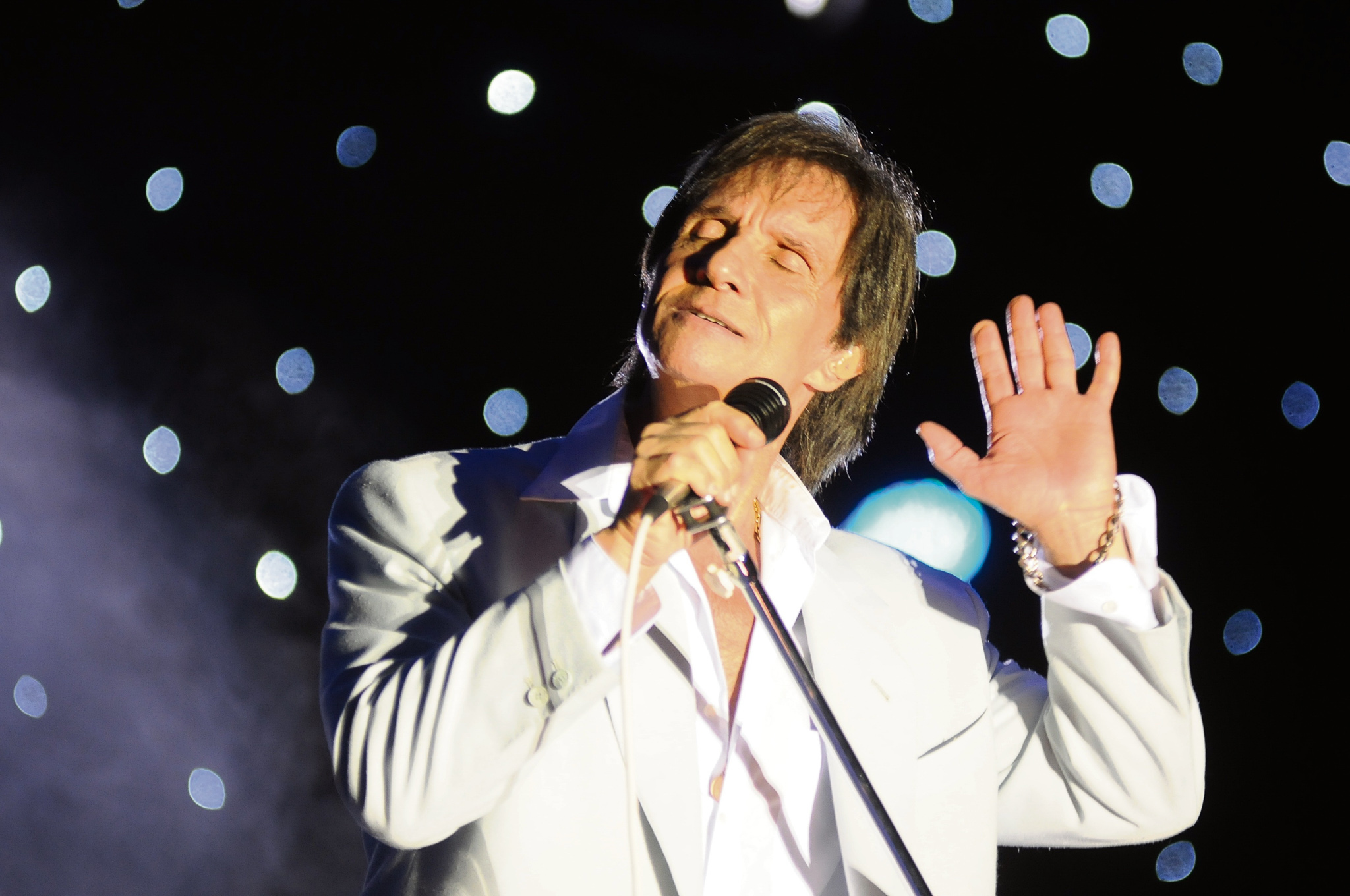 roberto-carlos-defende-fim-do-aperto-de-m-o-e-anuncia-nova-m-sica-a