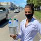 Imagem - A história da mãe que vende água na BR 101 para criar a filha no ES