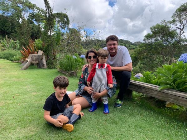 Ana Carolina e Enzo Magliano com os filhos Theo e Luca curtindo o fim de semana em Pedra Azul