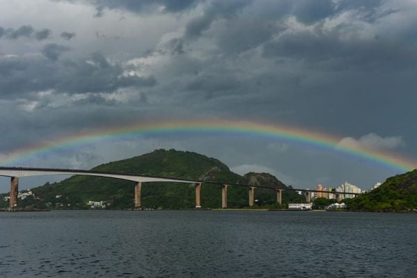 Após forte chuva com trovoada, arco-íris brilhou no céu capixaba