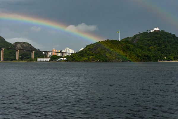 Após forte chuva com trovoada, arco-íris brilhou no céu capixaba