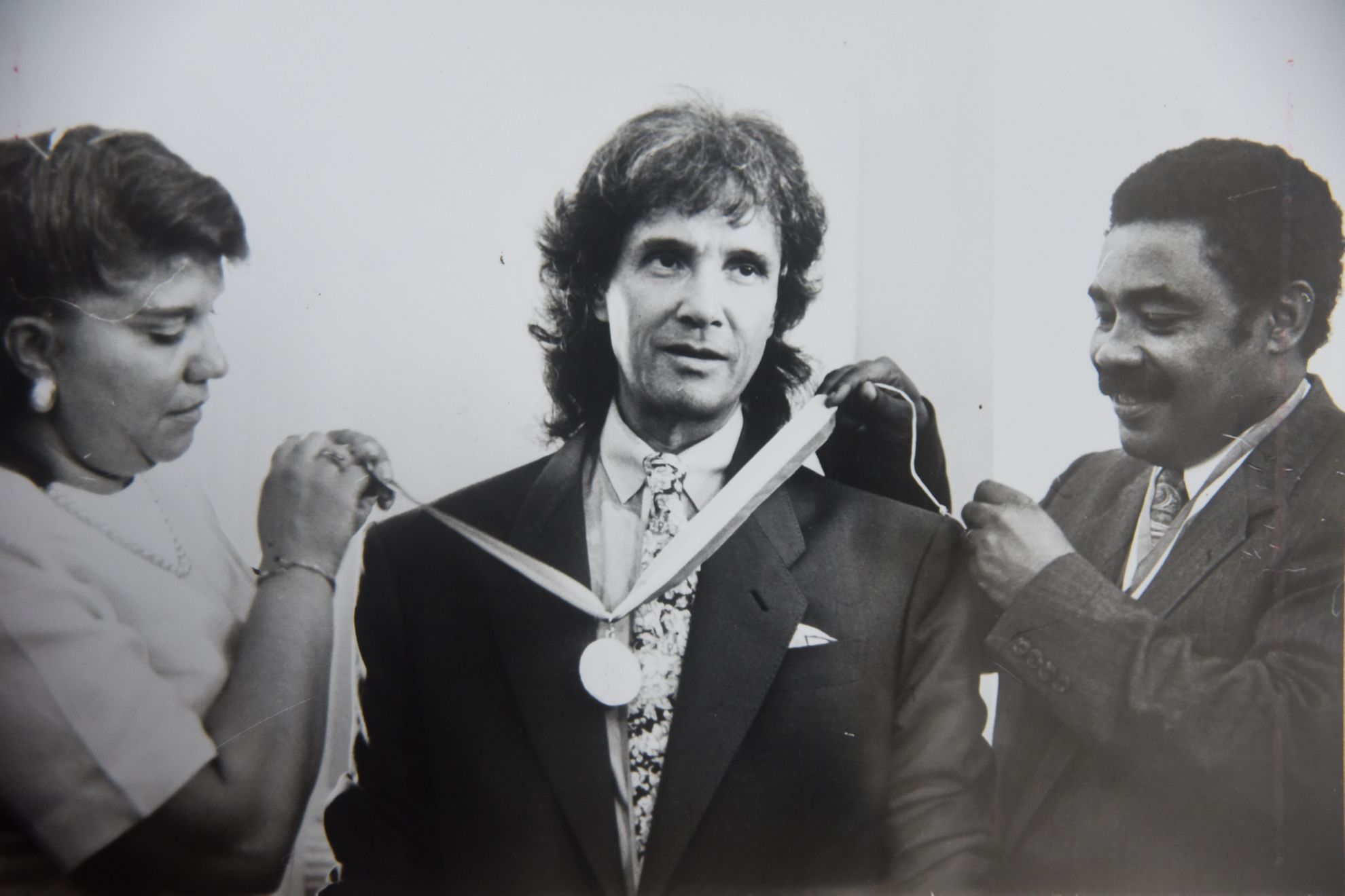 19/03/1992 - Roberto Carlos recebe medalha Augusto Ruschi do governador Albuíno Azeredo. Crédito: Nestor Muller