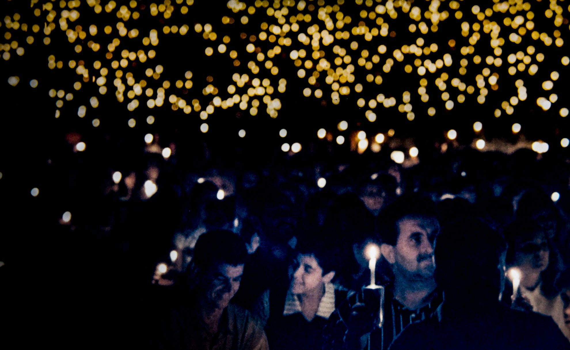 20/04/1995 - Pùblico com velas acesas  durante show de Roberto Carlos. Crédito: Chico Guedes
