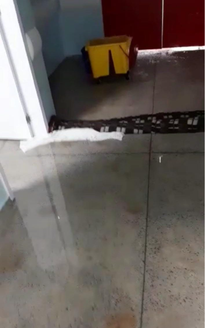 UTI Covid recém-inaugurada em Linhares alaga após chuva forte. Crédito: Telespectador | TV Gazeta Norte