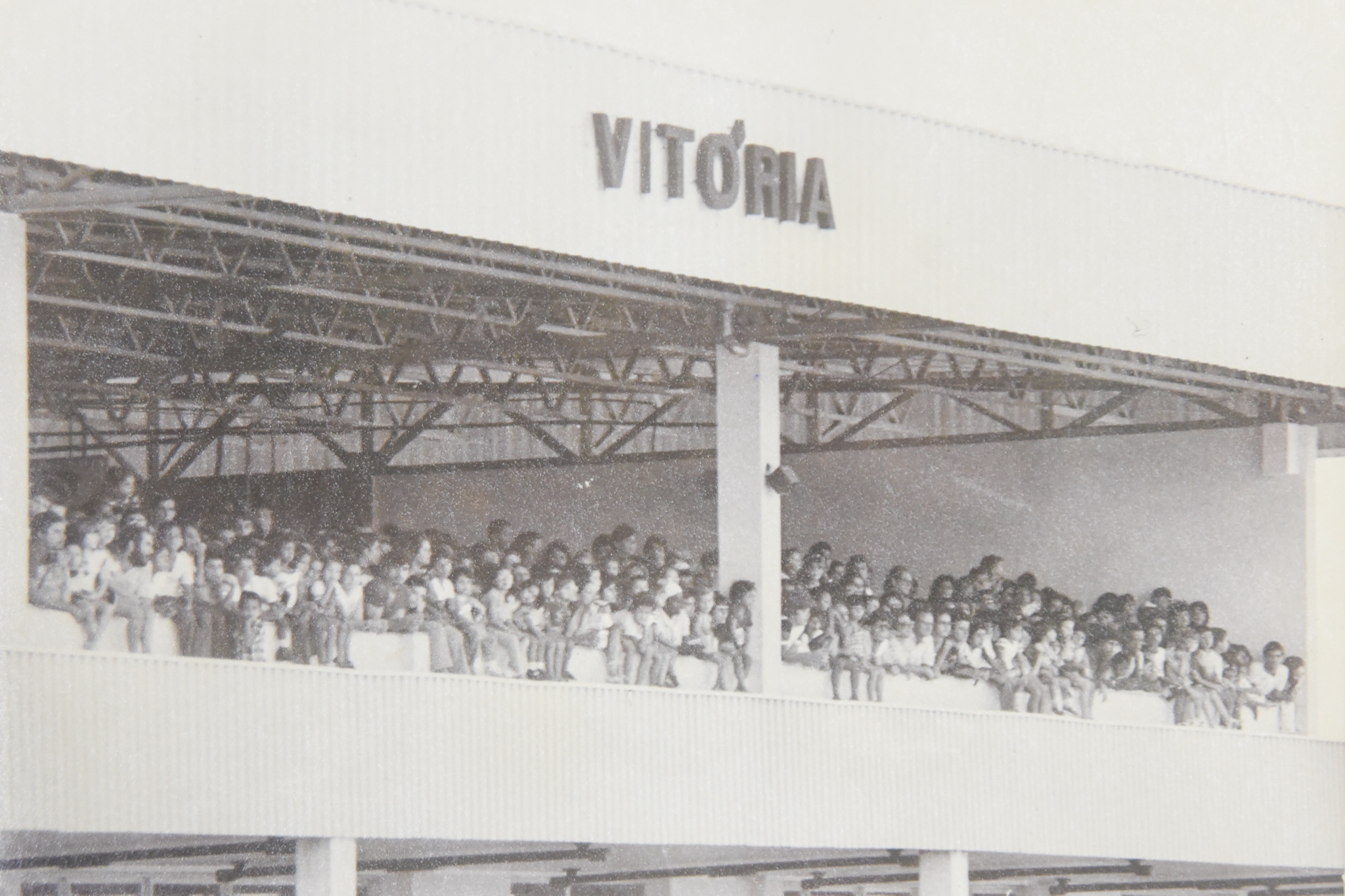 14/06/1983 - Público aguarda chegada do cantor Roberto Carlos no aeroporto Eurico Salles em Vitória. Crédito: José A. Magnago