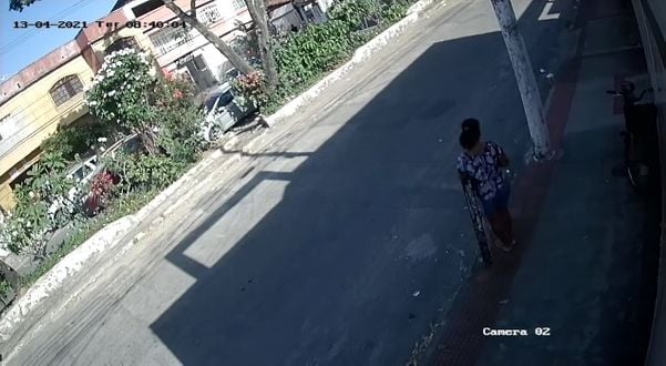 Câmera flagrou, de longe, momento em que suspeito furta o carro no bairro Ibes, em Vila Velha