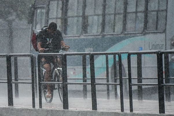 Capixabas foram surpreendidos com a forte chuva nesta segunda-feira (19) em Vitória