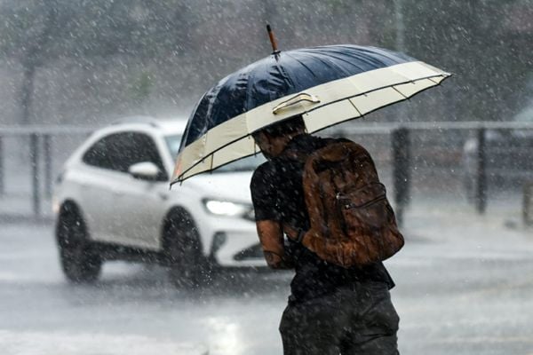Chuva em Vitória surpreende capixabas nesta segunda-feira (19)