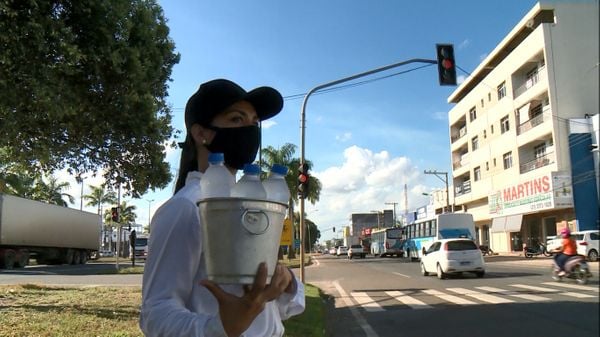 Luana Haime vendendo água na BR 101 por Reprodução | TV Gazeta Norte