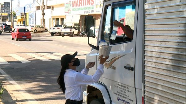 Luana Haime vendendo água na BR 101 por Reprodução | TV Gazeta Norte