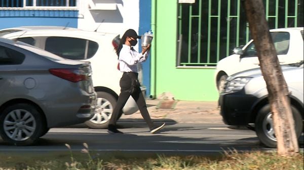 Luana Haime vendendo água na BR 101 por Reprodução | TV Gazeta Norte