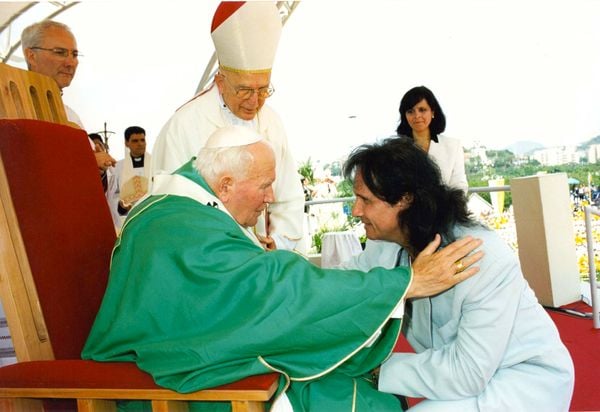 O cantor Roberto Carlos e o Papa João Paulo II por Divulgação | RobertoCarlos.com