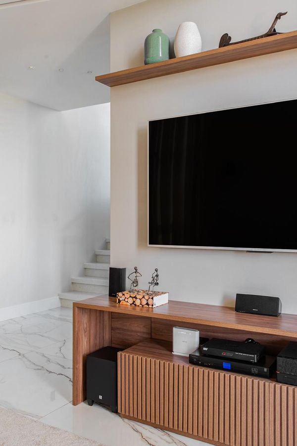 Para aumentar a sensação de aconchego, a dica é explorar a decoração com elementos energéticos como almofadas coloridas, papéis de parede, quadros e adornos.  por Giovanna Gonçalves