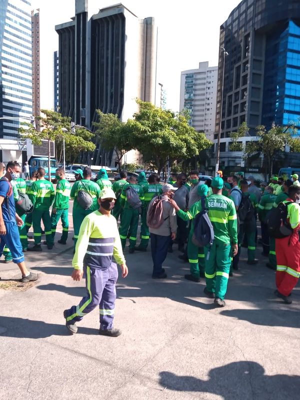 Profissionais da limpeza urbana fazem paralisação e protestam por prioridade na vacinação contra a Covid-19 em Vitória