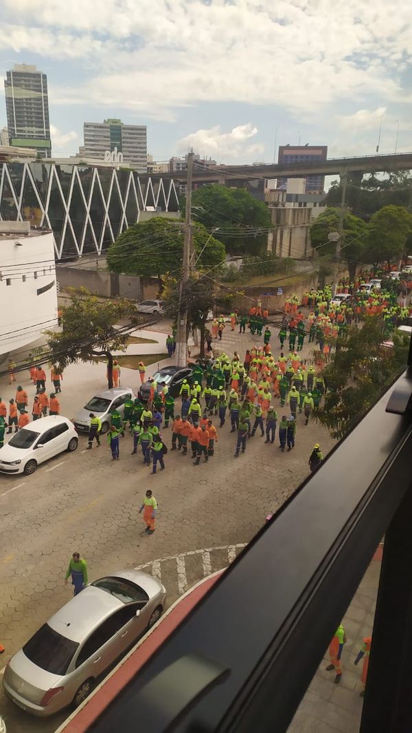 Profissionais da limpeza urbana fazem protesto em Vitória