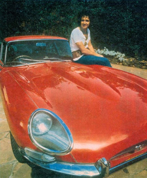 Roberto Carlos posa para fotos em 1960 por Divulgação | RobertoCarlos.com