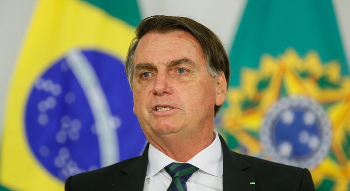 O presidente Bolsonaro disse que decreto tem como base artigo 5° da constituição federal e voltou a usar a expressão 'meu Exército' ao se referir às Forças Armadas