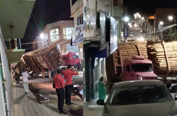 Carreta carregada com madeira quebra e fecha o trânsito no Centro de Pinheiros