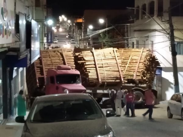 Carreta passa por local proibido, quebra e fecha rua em Pinheiros por Telespectador | TV Gazeta Norte 