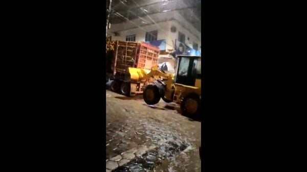 Carreta passa por local proibido, quebra e fecha rua em Pinheiros por Telespectador | TV Gazeta Norte 