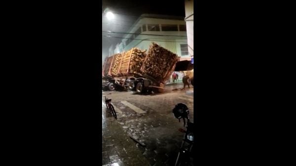 Carreta passa por local proibido, quebra e fecha rua em Pinheiros por Telespectador | TV Gazeta Norte 
