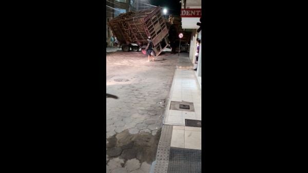 Carreta passa por local proibido, quebra e fecha rua em Pinheiros por Telespectador | TV Gazeta Norte 
