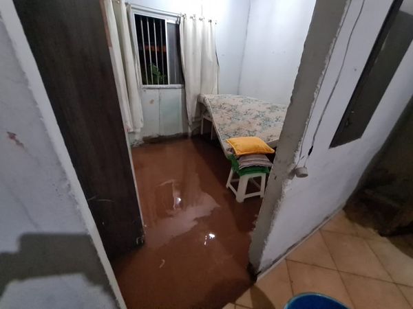 Chuva forte alaga casas e deixa uma família desalojada em Pinheiros por Telespectador | TV Gazeta Norte