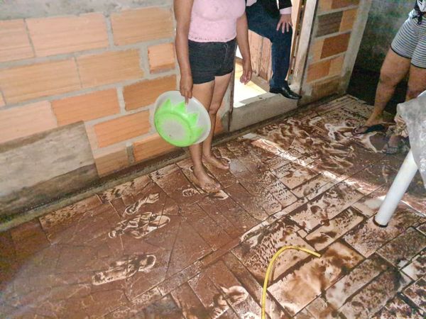 Chuva forte alaga casas e deixa uma família desalojada em Pinheiros por Telespectador | TV Gazeta Norte