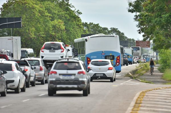 Congestionamento formado na reta do aeroporto após acidente com morte na BR 101, na Serra