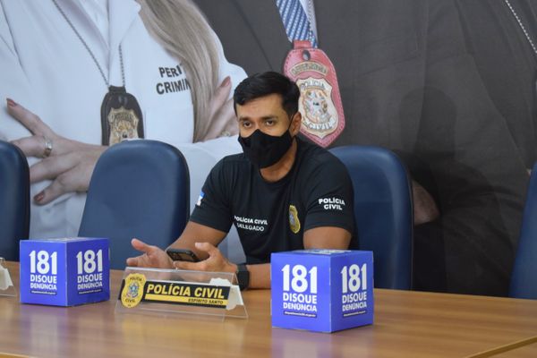 Delegado Rodrigo Sandi Mori está à frente da Delegacia de Homicídios e Proteção à Pessoa (DHPP) da Serra e concedeu coletiva sobre o homicídio nesta terça-feira (20)