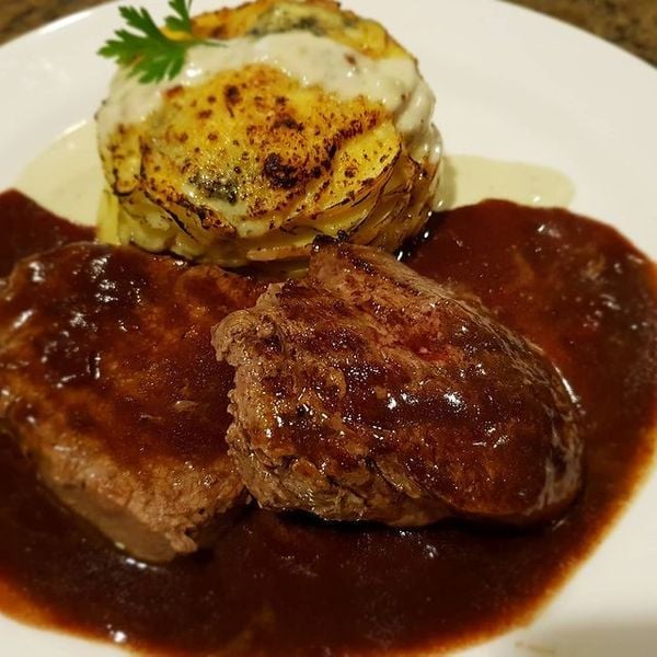 Filé com batata gratinada do restaurante Tutti Boni, em Iriri, Anchieta