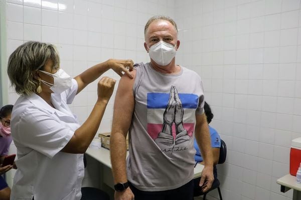 Governador do Espírito Santo Renato Casagrande toma a primeira dose da vacina contra a Covid-19