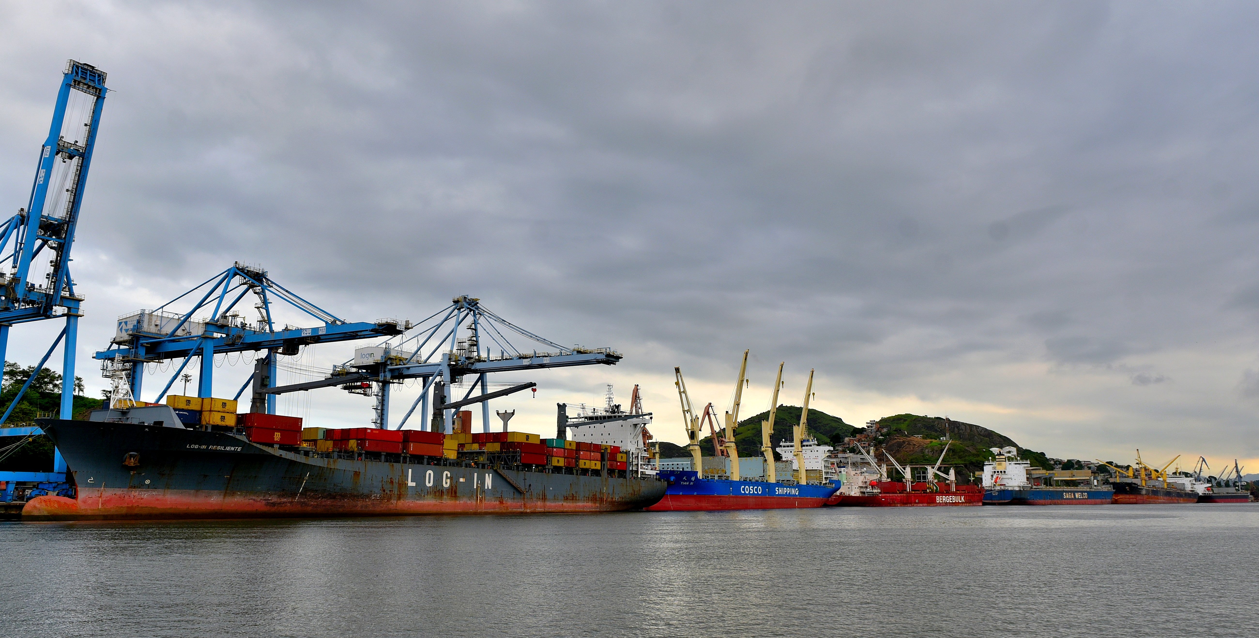 Terminal Portuário de Vila Velha totalmente ocupado por navios 