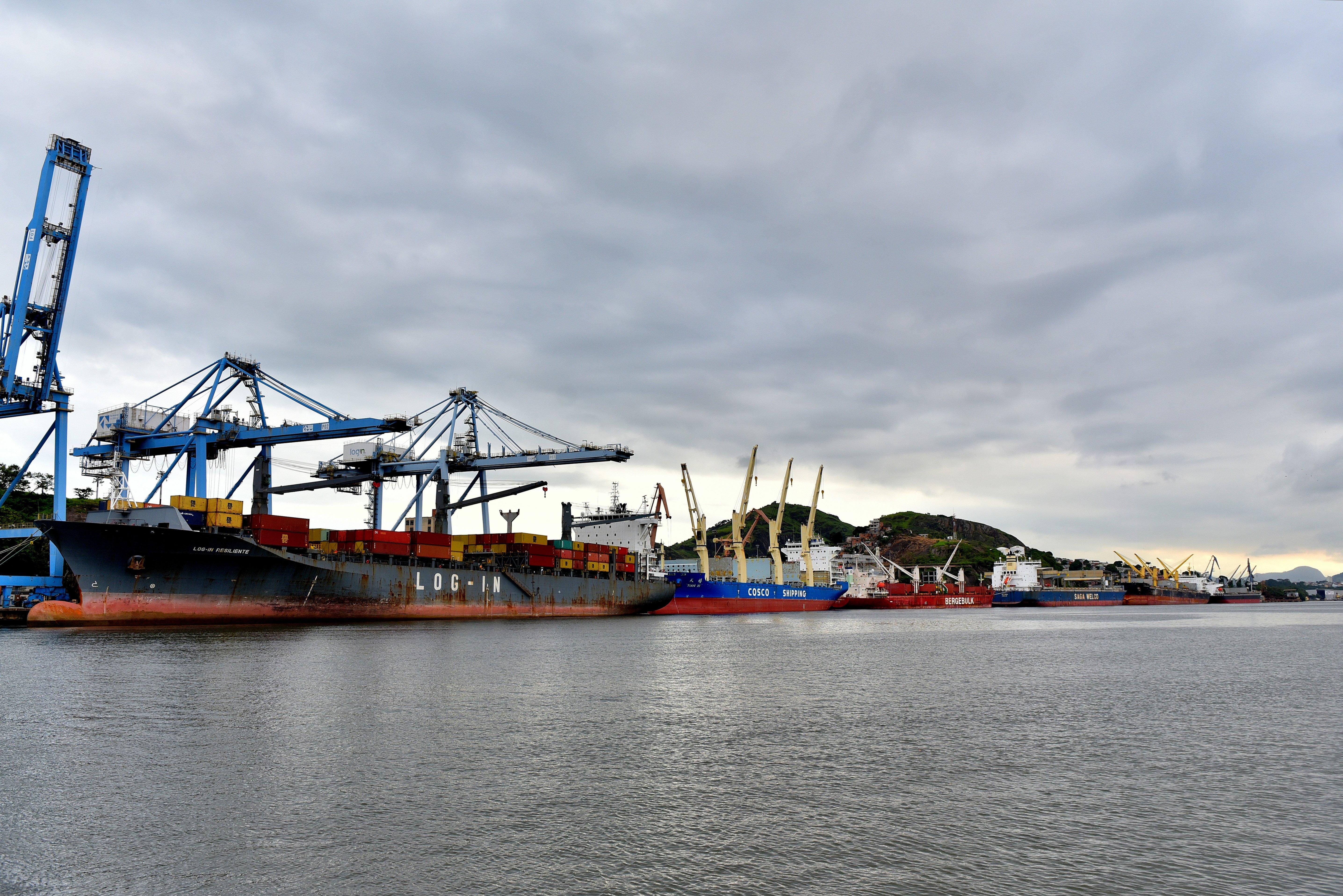 Terminal Portuário de Vila Velha totalmente ocupado por navios 
