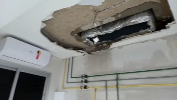Teto de gesso cai e sala de hospital em Linhares alaga após chuva