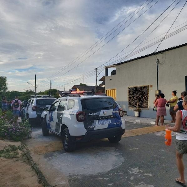 Os corpos foram localizados debaixo de uma cama, dentro da residência onde moravam