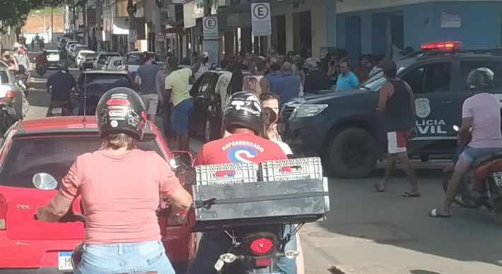 Segundo informações da PM, a vítima estava com uma pistola calibre 380 na cintura e munições quando os militares chegaram ao local do crime