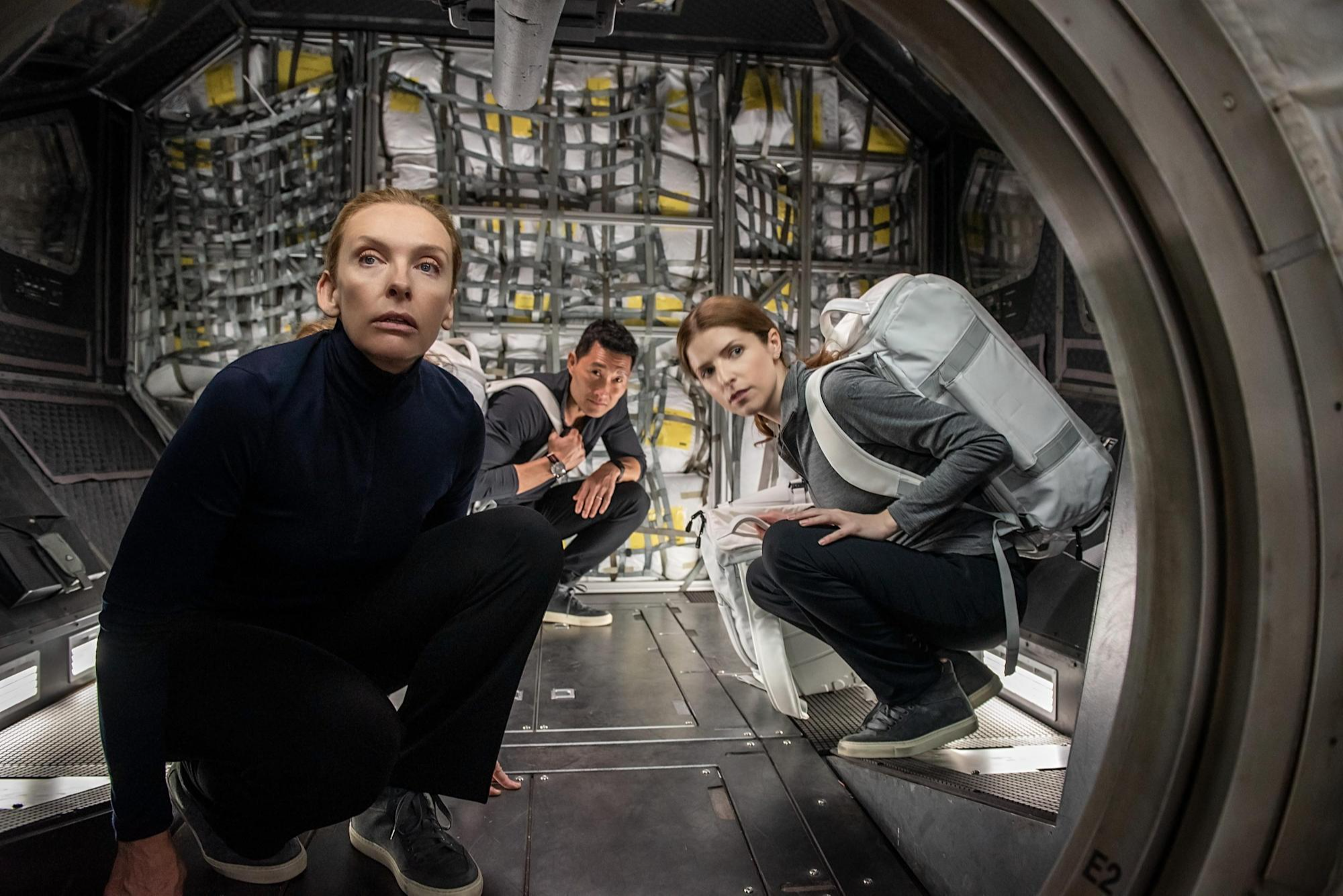 Toni Collette, Daniel Dae Kim e Anna Kendrick em "Passageiro Acidental". Crédito: Netflix/divulgação